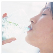 尿酸値の悩みには水